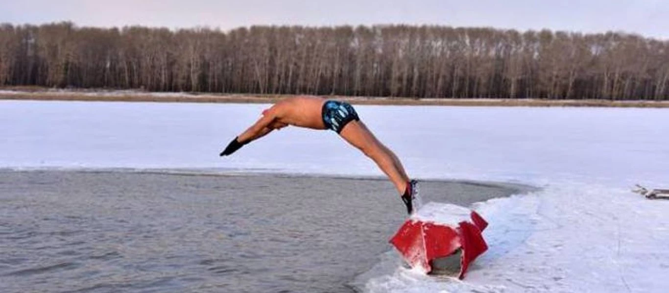 Άτομα βάζουν το μαγιό τους εν μέσω χιονιού! (φωτό)